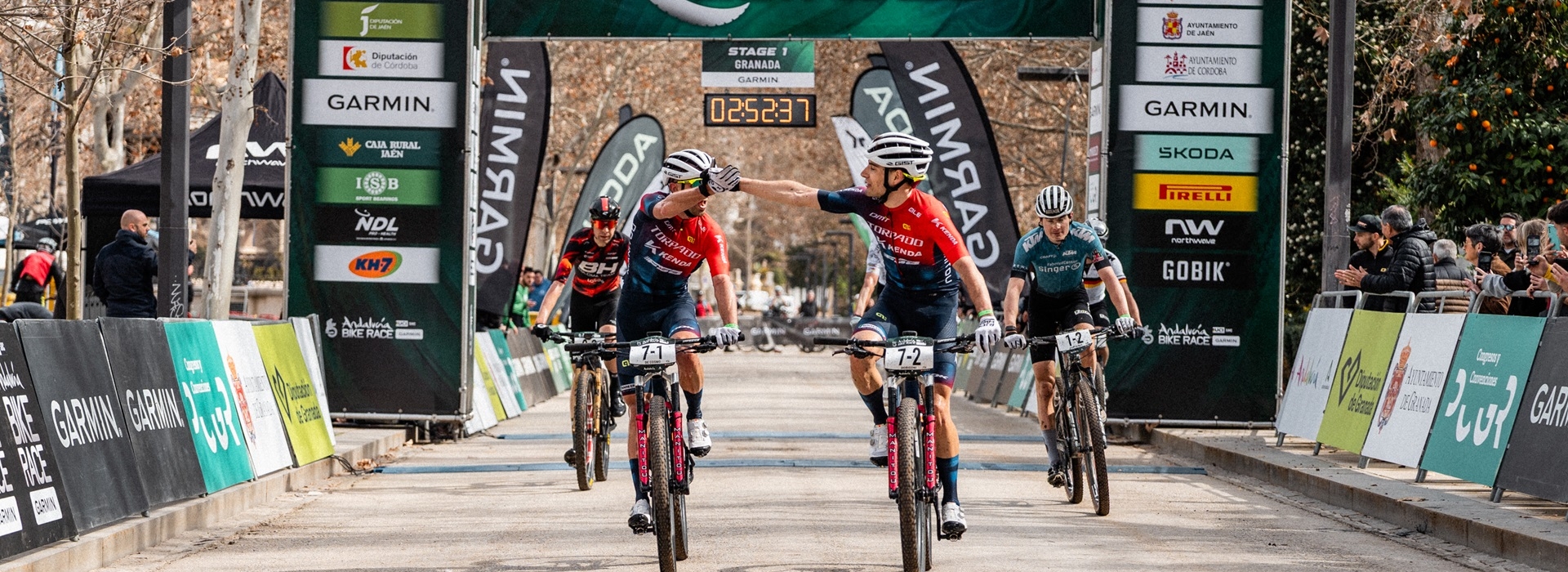 Jakob Dorigoni y Gioele De Cosmo primeros ganadores en Granada en una emocionante llegada al sprint.