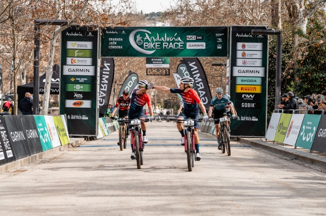 Jakob Dorigoni y Gioele De Cosmo primeros ganadores en Granada en una emocionante llegada al sprint.